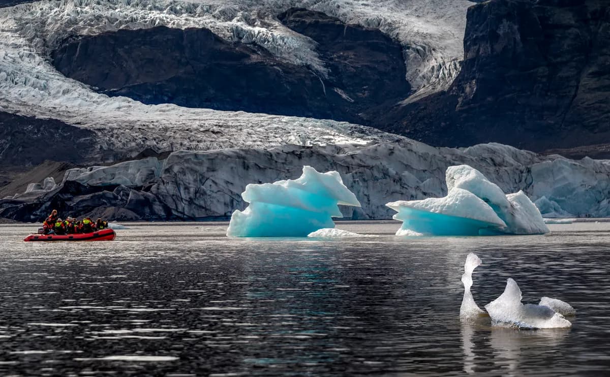 Glacial lagoon icebergs